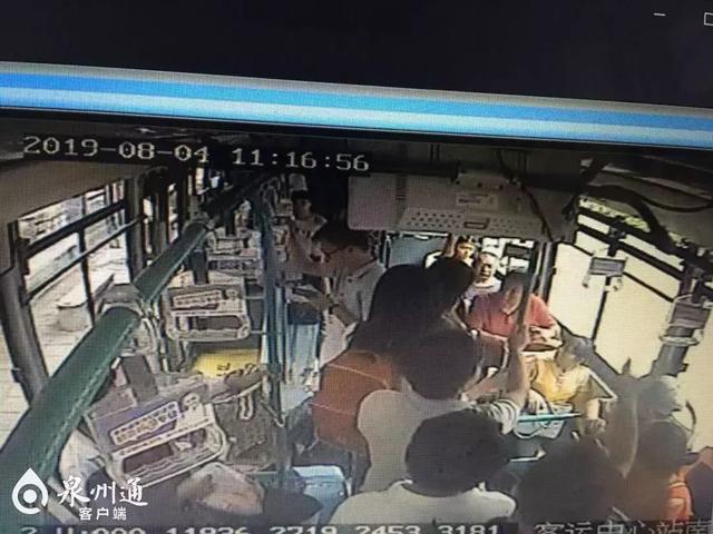 讓座慢遭大媽掌摑 該不該尊這些“為老不尊”的人/>
</p>
<p>
	11點16分58秒左右，大媽坐下，仍舊在說著話。此時，前車廂的安全員穿過擁擠的過道走向女孩和大媽，快到時，大媽突然站了起來，揚起手朝女孩打去。只聽見女孩尖叫“你干嗎打我啊”，迅速來到女孩身邊的安全員站在兩人之間，詢問“干嗎呢”，并用手擋住大媽再次揚起的手，及時制止了。
</p>
<p>
	在大媽打向女孩的瞬間，車廂內(nèi)的乘客也被嚇一跳。女孩質(zhì)問大媽“干嗎打人，你動手打人就不對，你要道歉”，<span style=