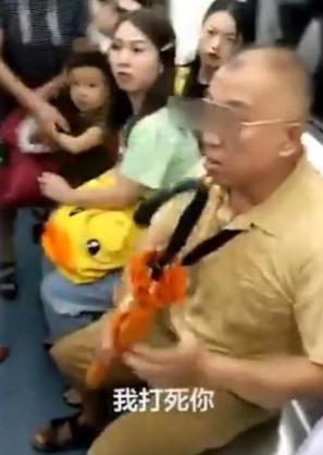 長(zhǎng)沙地鐵霸座老人 惡言惡行倚老賣(mài)老令人厭惡