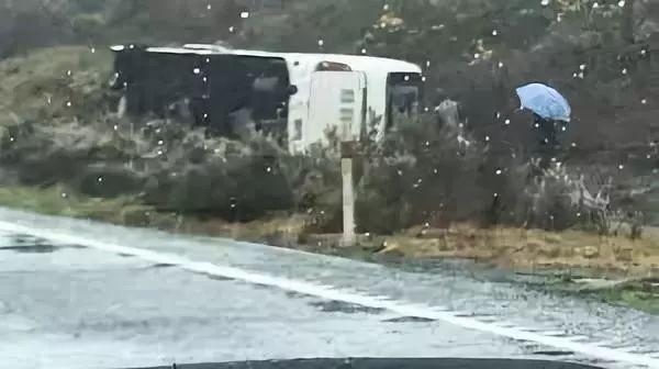 新西蘭一大巴翻車(chē) 已致包括中國(guó)游客在內(nèi)6人死亡