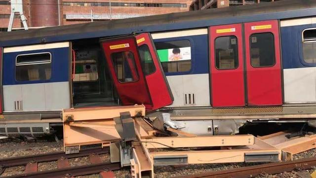 港鐵列車(chē)出軌 車(chē)廂斷開(kāi)兩截列車(chē)車(chē)門(mén)飛脫
