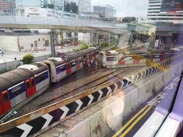 港鐵列車(chē)出軌 車(chē)廂斷開(kāi)兩截列車(chē)車(chē)門(mén)飛脫