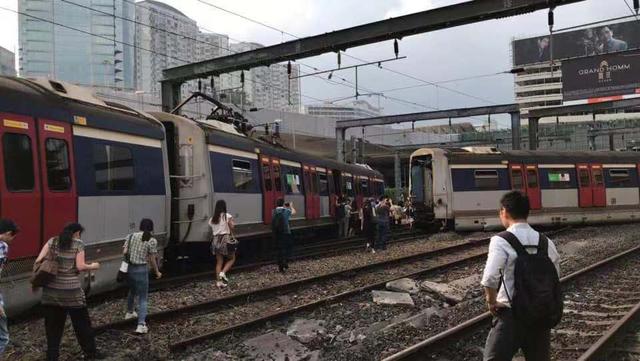 港鐵列車(chē)出軌 車(chē)廂斷開(kāi)兩截列車(chē)車(chē)門(mén)飛脫