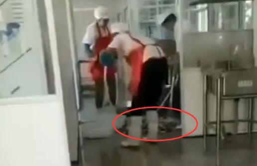小學(xué)食堂用腳刷餐具 別讓為孩子們的健康成長保駕護航成為空話