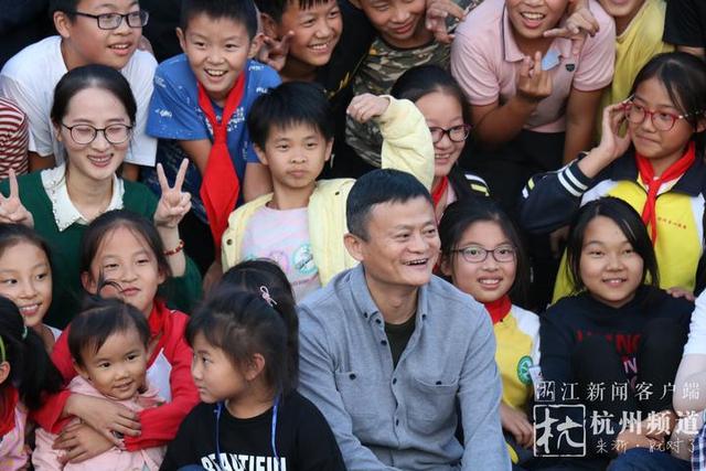 馬云現(xiàn)身寄宿學校 令在場的學生老師驚喜不已